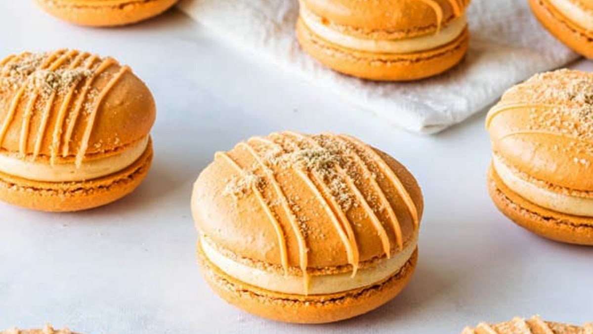 Cách làm bánh macaron bí đỏ phô mai hấp dẫn cho Halloween